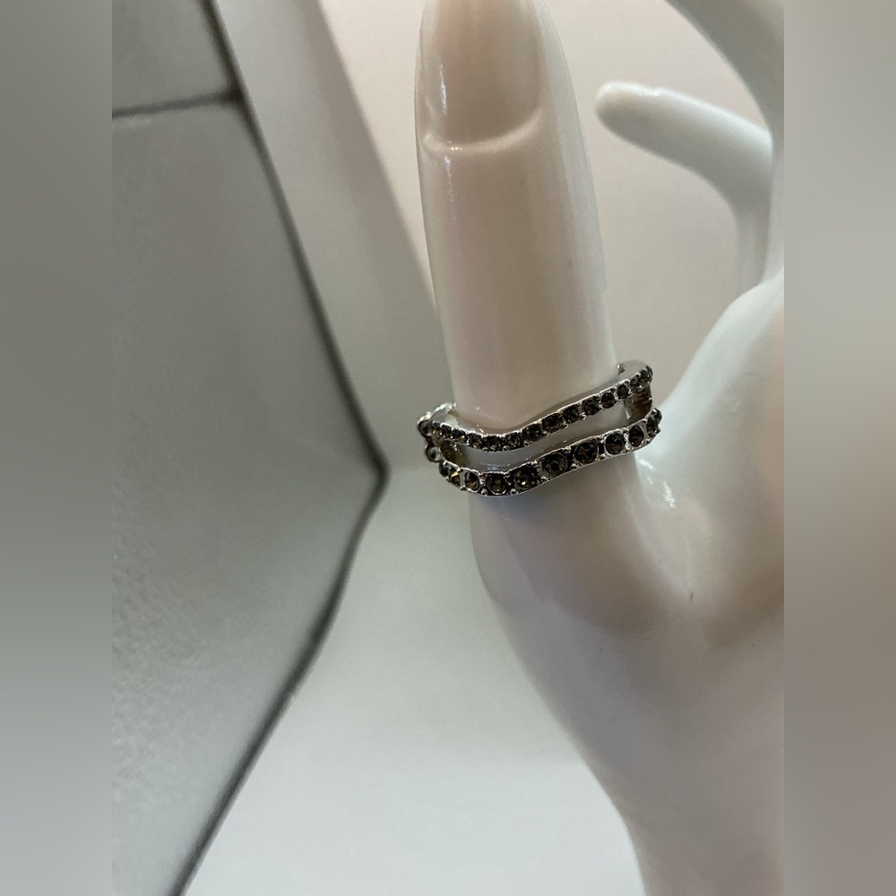 SILVERTONE GREY RHINESTONE SWIRL STRETCH BAND COCKTAIL RING